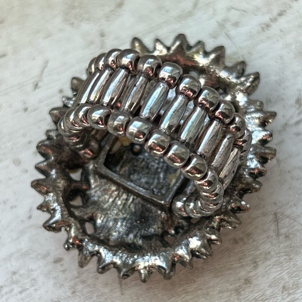 Starburst Expandable Ring Costume Jewelry - Picture 4 of 4